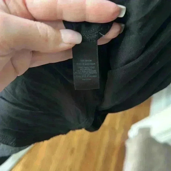 Size M Black Flowy short romper with pockets from Express - Picture 4 of 6